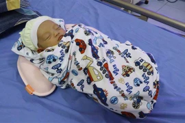 Em bé đầu tiên ra đời bằng kỹ thuật thụ tinh trong ống nghiệm tại bệnh viện Sản-Nhi Hưng Yên. (Ảnh: Đinh Tuấn/TTXVN)