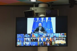 Chủ tịch Hội đồng châu Âu Charles Michel (phía trên) và lãnh đạo các nước EU họp thượng đỉnh trực tuyến về kế hoạch phục hồi sau đại dịch COVID-19. (Ảnh: AFP/TTXVN)