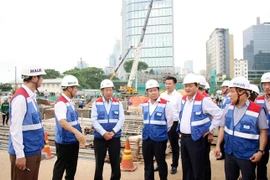 Phó Thủ tướng Phạm Bình Minh kiểm tra công trường ga Ba Son. (Ảnh: Tiến Lực/TTXVN)