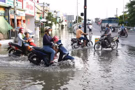 Ngập tại khu vực cầu Phú Xuân, tiếp giáp giữa huyện Nhà Bè và quận 7. (Ảnh: Trần Xuân Tình/TTXVN)