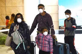 Người dân đeo khẩu trang phòng dịch COVID-19 tại sân bay quốc tế Sydney, Australia. (Ảnh: AFP/TTXVN)