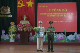 Đại tá Vũ Hồng Quang nhận quyết định Giám đốc Công an tỉnh Cao Bằng. (Ảnh: Chu Hiệu/TTXVN)