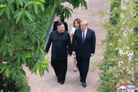 Tổng thống Mỹ Donald Trump (phải) và nhà lãnh đạo Triều Tiên Kim Jong-un tại Hội nghị Thượng đỉnh Hoa Kỳ-Triều Tiên lần thứ hai tại Hà Nội, ngày 28/2/2019. (Ảnh: TTXVN)