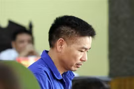 Bị cáo Trần Xuân Yến (nguyên Phó Giám đốc Sở Giáo dục và Đào tạo tỉnh Sơn La) tại phiên tòa ngày 24/5. (Ảnh: Hữu Quyết/TTXVN)