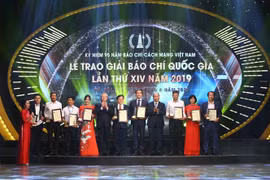 Thủ tướng Nguyễn Xuân Phúc và đồng chí Trần Quốc Vượng, Ủy viên Bộ Chính trị, Thường trực Ban Bí thư trao giải A cho các tác giả, nhóm tác giả có tác phẩm đoạt giải. (Ảnh: Minh Quyết/TTXVN)