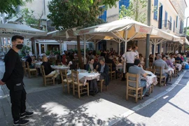 Người dân tại một nhà hàng ở Athens, Hy Lạp. (Ảnh: THX/TTXVN)