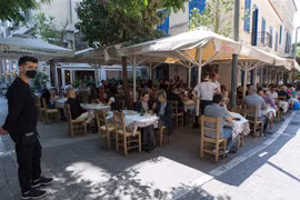 Người dân tại một nhà hàng ở Athens, Hy Lạp. (Ảnh: THX/TTXVN)