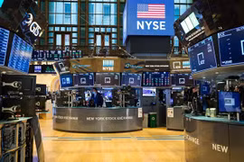 Hoạt động tại sàn chứng khoán New York, Mỹ. (Ảnh: THX/TTXVN)