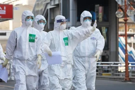 Nhân viên y tế làm nhiệm vụ tại một bệnh viện ở Daegu, Hàn Quốc. (Ảnh: Yonhap/TTXVN)