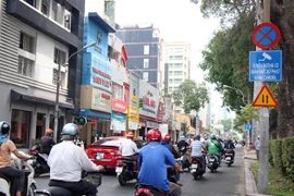 Đường Nguyễn Thị Minh Khai được gắn bảng thông báo giám sát và xử phạt vi phạm giao thông bằng camera. (Ảnh: Tiến Lực/TTXVN)