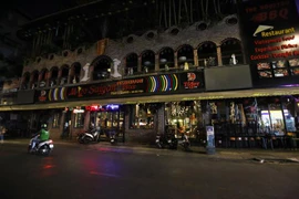 Một nhà hàng lớn trên đường Bùi Viện (quận 1) tạm ngừng kinh doanh do COVID-19. (Ảnh: Thành Chung/TTXVN)