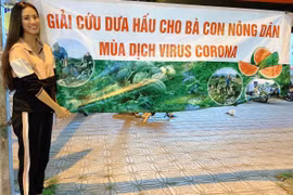 KIm Duyên phụ giúp nông dân quê nhà "giải cứu" dưa hấu. (Ảnh: NVCC)