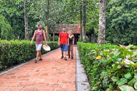 Du khách quốc tế thăm quan di tích lịch sử ở Ninh Binh thời chưa có COVID-19. (Ảnh: Vietnam+)