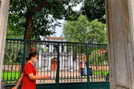 Văn Miếu Quốc tử giám đóng cửa những ngày dịch COVID-19. (Ảnh: Mai Mai/Vietnam+)