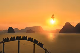 Hoàng hôn ấn tượng trên vịnh Hạ Long. (Ảnh: Diệu Hương/Vietnam+)