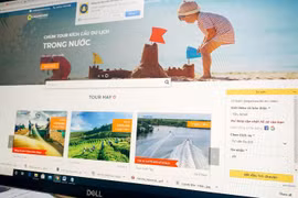Lữ hành Saigontourist đang sử dụng chatbot (trò chuyện tự động) trên trang web. (Ảnh: PV/Vietnam+)