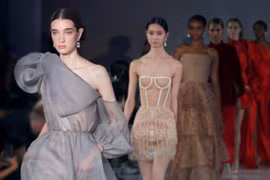 Bộ sưu tập của Trần Hùng tại London Fashion Week Xuân Hè 2020. (Ảnh: CTV)