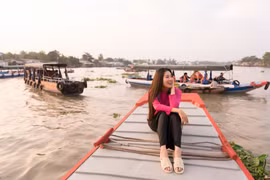 [Photo] Á hậu Kim Duyên đi dép tổ ong thăm quan chợ nổi Cái Răng