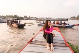 [Photo] Á hậu Kim Duyên đi dép tổ ong thăm quan chợ nổi Cái Răng