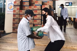[Photo] Hoa hậu Khánh Vân cùng mẹ trao quà cho người dân khó khăn