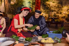 Bạn bè quốc tế thích thú tập gói bánh chưng và trải nghiệm Tết Việt