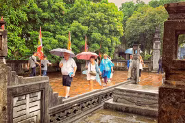 Du khách quốc tế thăm quan di tích ở Việt Nam. (Ảnh: Xuân Mai/Vietnam+)