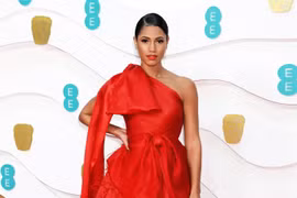 Vick Hope, người dẫn dắt Thảm đỏ BAFTA 2020 đã diện trang phục đỏ tươi vô cùng bắt mắt này của Trần Hùng. (Ảnh: CTV/Vietnam+)