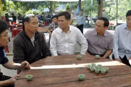 Ông Bùi Văn Khắng, Phó Chủ tịch UBND tỉnh, trực tiếp xuống hiện trường chỉ đạo công tác xử lý cứu hộ cứu nạn, khắc phục hậu quả, thăm hỏi và hỗ trợ các gia đình nạn nhân. (Nguồn: baoquangninh.com.vn)
