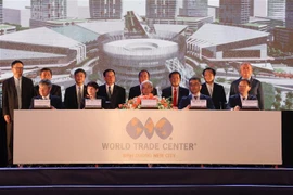 Đại diện các đơn vị ký kết hợp tác chiến lược phát triển Trung tâm thương mại Thế giới Thành phố Mới Bình Dương. (Ảnh: Nguyễn Văn Việt/TTXVN)