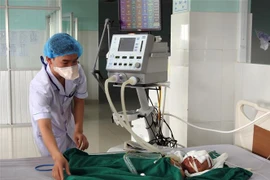 Cháu Y Trâm đang được điều trị tại Khoa Hồi sức tích cực - Chống độc trong tình trạng nguy kịch. (Ảnh: Cao Nguyên/TTXVN)
