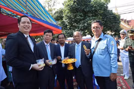Tổng lãnh sự Vũ Ngọc Lý dự Lễ ăn cốm hữu nghị truyền thống cùng các quan chức tỉnh Preah Sihanouk. (Ảnh: P.V/Vietnam+)