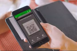 Thanh toán bằng mã QR. (Ảnh: CTV/Vietnam+)