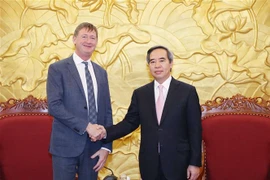 Trưởng ban Kinh tế Trung ương Nguyễn Văn Bình tiếp ông Philip Olivier, Phó Chủ tịch Tập đoàn dầu khí Total. ((Ảnh: Phương Hoa/TTXVN)