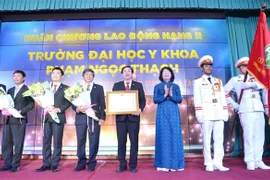 Phó Chủ tịch nước Đặng Thị Ngọc Thịnh trao Huân chương Lao động hạng Nhì của Chủ tịch nước tặng Trường Đại học Y khoa Phạm Ngọc Thạch (Thành phố Hồ Chí Minh). (Ảnh: Đinh Hằng/TTXVN)