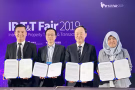 Đại diện Hàn Quốc và các nước ASEAN ký kết bản ghi nhớ hợp tác về chuyển giao công nghệ. (Ảnh: Khánh Ly/Vietnam+)