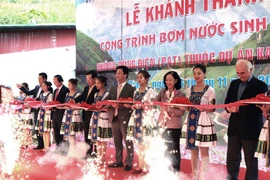 Trưởng ban Dân vận Trung ương Trương Thị Mai và các đại biểu cắt băng khánh thành Trạm bơm nước Séo Hồ không dùng điện ở xã Thài Phìn Tủng, huyện Đồng Văn, tỉnh Hà Giang. (Ảnh: Minh Tâm/TTXVN)