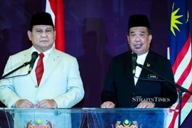 Bộ trưởng Quốc phòng Indonesia Prabowo Subianto (trái) và người đồng cấp nước chủ nhà Mohamad Sabu. (Nguồn: nst.com.my)