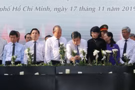 Phó Thủ tướng Thường trực Trương Hòa Bình cùng các lãnh đạo, đại diện các Ban, Bộ, Ngành và đông đảo nhân dân Thành phố Hồ Chí Minh đặt hoa tưởng niệm các nạn nhân tử vong do tai nạn giao thông. (Ảnh: Thanh Vũ/TTXVN)