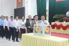 Đại biểu HĐND tỉnh Thái Nguyên bỏ phiếu bầu bổ sung Phó Chủ tịch UBND tỉnh. (Ảnh: Hoàng Nguyên/TTXVN)