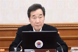 Thủ tướng Hàn Quốc Lee Nak-yon chủ trì cuộc họp nội các tại Seoul. (Ảnh: YONHAP/TTXVN)