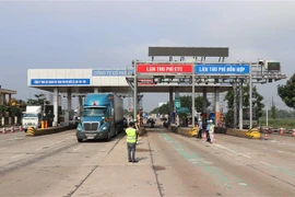 Lực lượng chức năng hướng người điều khiển phương tiện đi đúng làn đường. (Ảnh: Nguyên Lý/TTXVN)