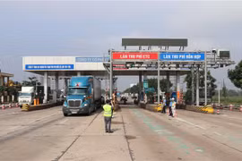 Lực lượng chức năng hướng người điều khiển phương tiện đi đúng làn đường. (Ảnh: Nguyên Lý/TTXVN)