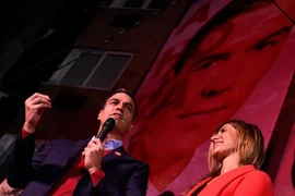 Quyền Thủ tướng Tây Ban Nha Pedro Sanchez (trái) phát biểu trước những người ủng hộ sau khi kết quả sơ bộ tổng tuyển cử được công bố, tại Madrid. (Ảnh: AFP/TTXVN)