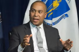 Cựu Thống đốc bang Massachusetts Deval Patrick phát biểu tại Washington, DC. (Ảnh: AFP/TTXVN)