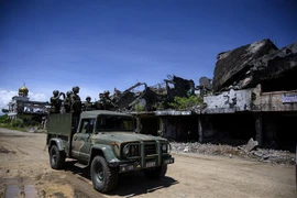 Binh sỹ Philippines tuần tra tại Marawi, Mindanao. (Ảnh: AFP/TTXVN)