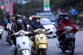 Người dân Hà Nội chuẩn bị sẵn áo ấm để chống rét. (Ảnh: Danh Lam/TTXVN)