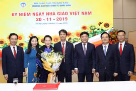 Chủ tịch Quốc hội Nguyễn Thị Kim Ngân và lãnh đạo trường Đại học kinh tế quốc dân. (Ảnh: Trọng Đức/TTXVN)