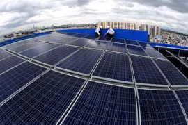 Hệ thống điện mặt trời áp mái được lắp đặt trên nóc trụ sở Công ty Điện lực Gò Vấp. (Ảnh: Ngọc Hà/TTXVN)