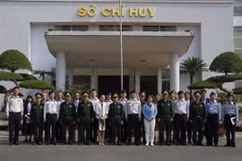 Đoàn công tác Bộ Quốc phòng Nhật Bản chụp ảnh kỷ niệm cùng Bộ đội biên phòng tỉnh Lào Cai. (Ảnh: TTXVN phát)