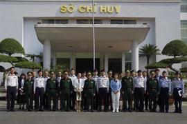 Đoàn công tác Bộ Quốc phòng Nhật Bản chụp ảnh kỷ niệm cùng Bộ đội biên phòng tỉnh Lào Cai. (Ảnh: TTXVN phát)